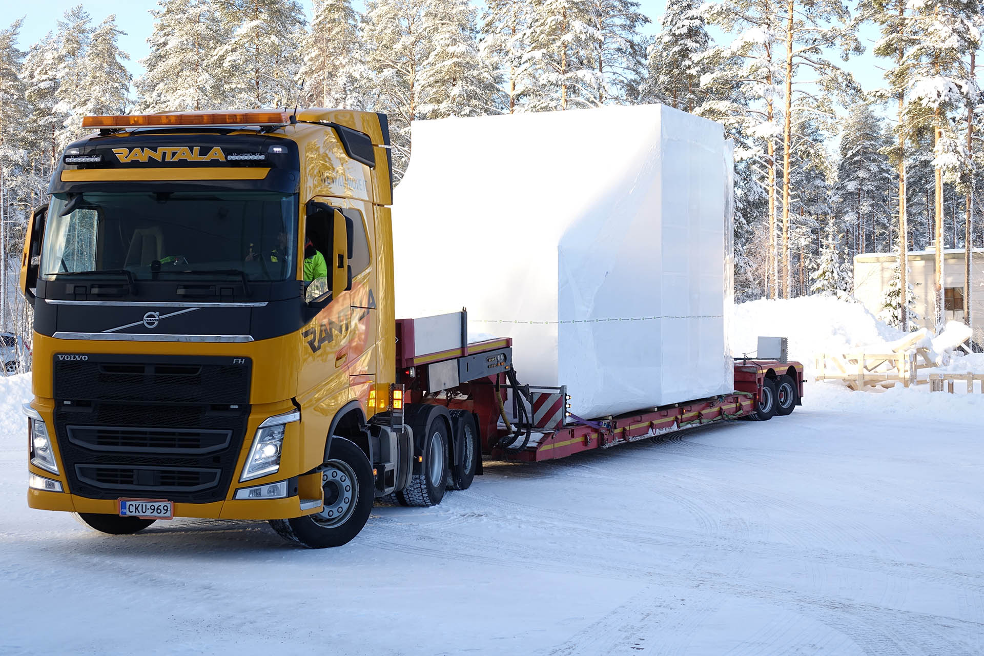 Pakattu kone rekan lavetilla